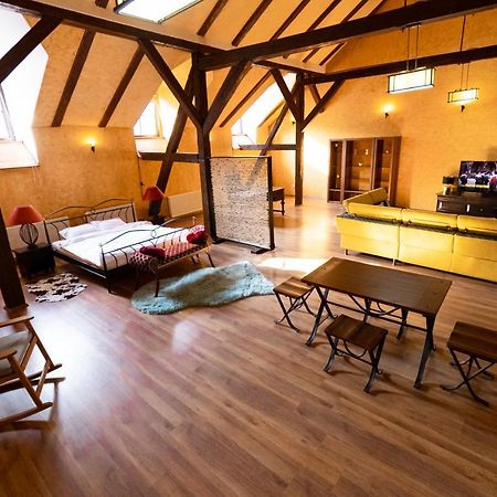 The Attic - Large Open-Space In The Old Town Of Brasov, Minutes Away From The Black Church Exterior photo