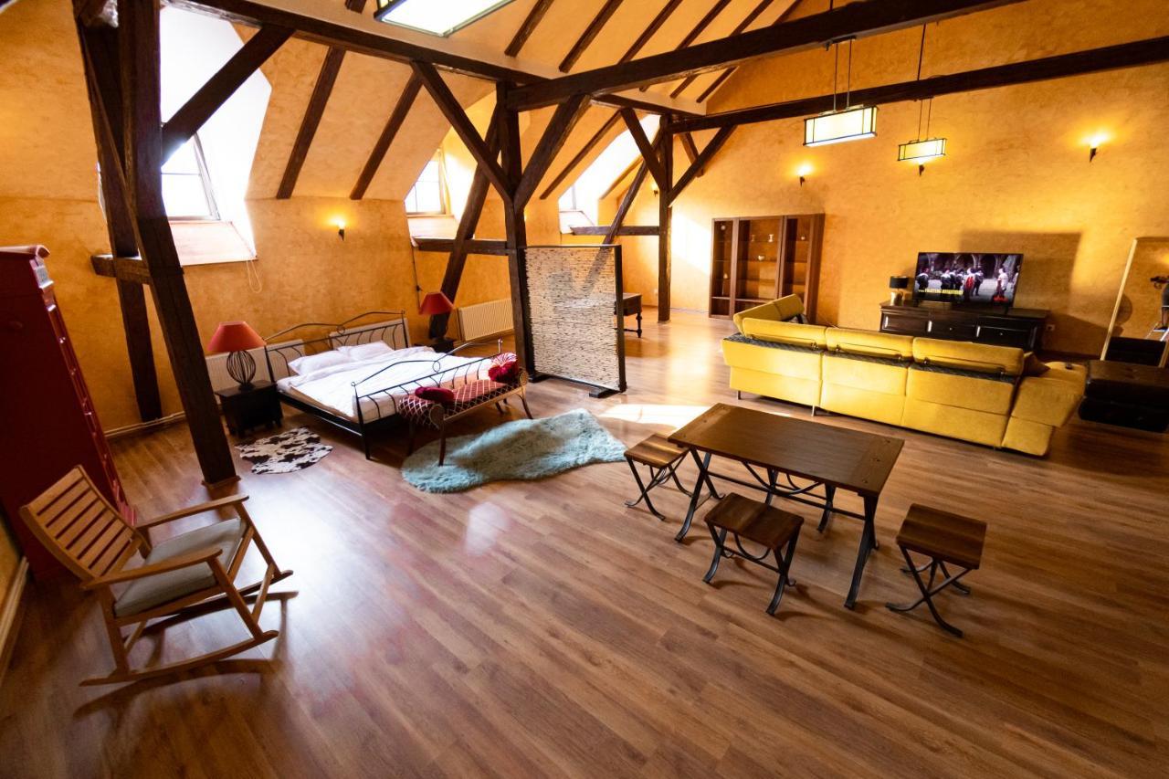 The Attic - Large Open-Space In The Old Town Of Brasov, Minutes Away From The Black Church Exterior photo