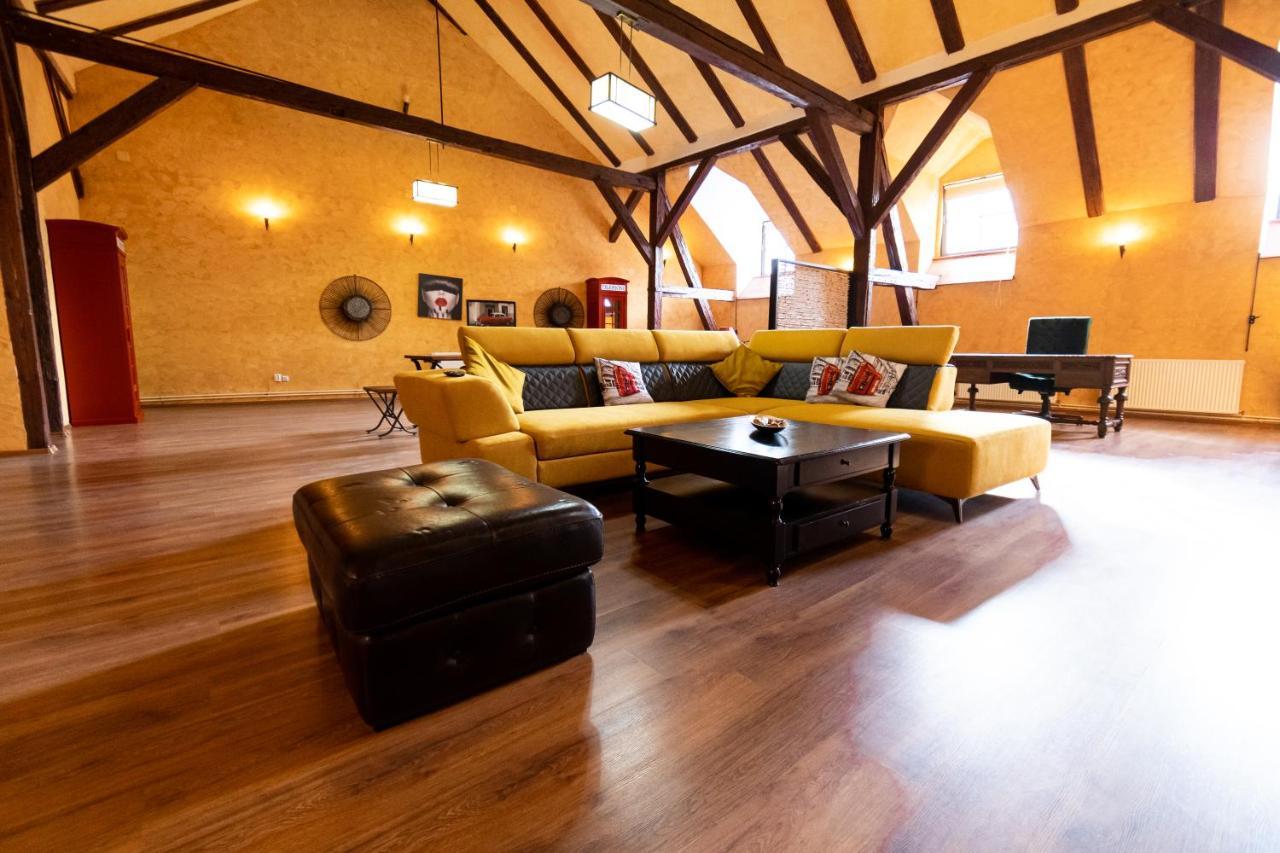 The Attic - Large Open-Space In The Old Town Of Brasov, Minutes Away From The Black Church Exterior photo
